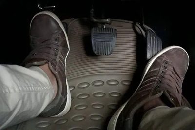 Mobil Bekas Pedal Koplingnya Terasa Keras? Ini Penyebab dan Cara Mengatasinya