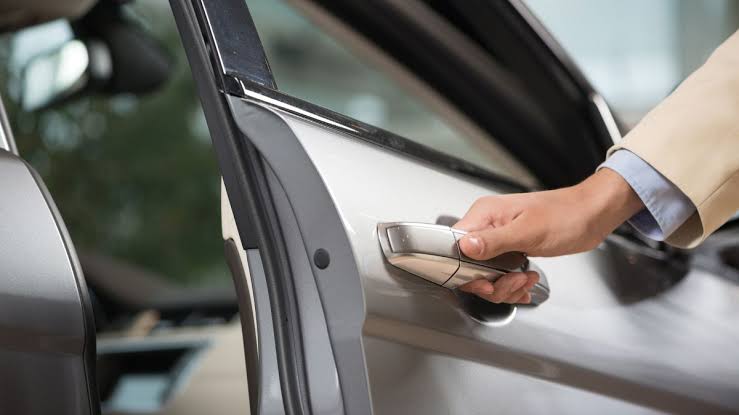 Kabin Mobil Sering Berisik atau Bocor Saat Hujan? Begini Cara Merawat Karet Lis Pintu dan Sunroof!-otospector
