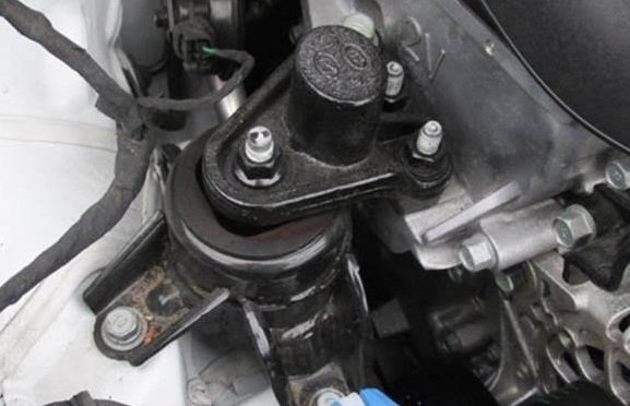 Jangan Sampai Rusaknya Merembet, Begini Cara Cek Kerusakan Engine Mounting-otospector