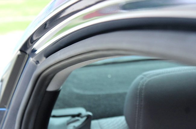 membersihkan karet pintu mobil